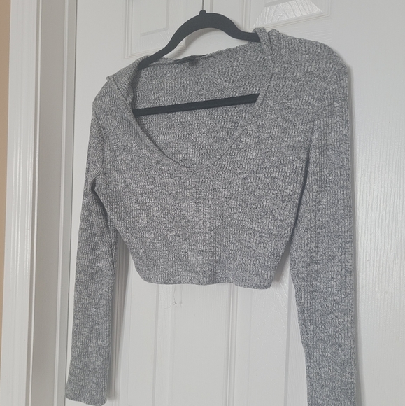 Crop top sweater with hood - Picture 2 of 3